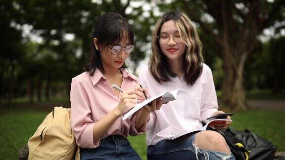 快乐的台湾女孩在公园里学习