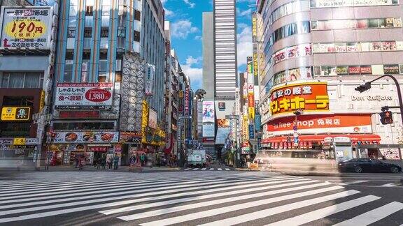 4K延时:在日本东京新宿地区哥斯拉路购物街上行走的行人