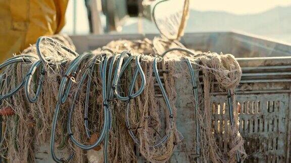 渔船上的篮子里的网