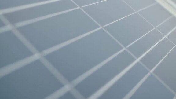 太阳能电池板的特写镜头太阳能电池板动作缓慢太阳能电池板移动镜头近景的现代光伏太阳能电池板