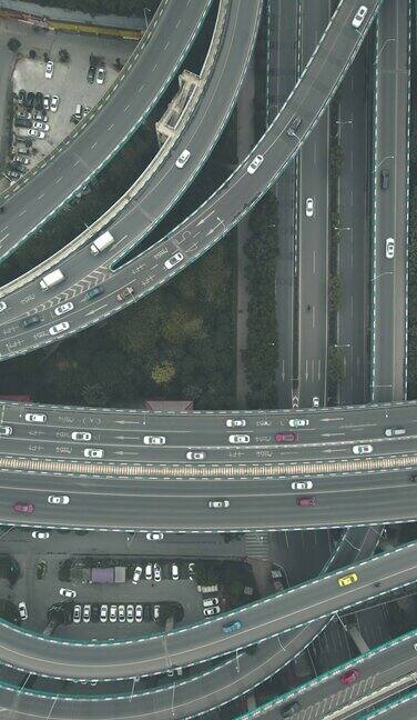 复杂天桥和繁忙交通的俯视图