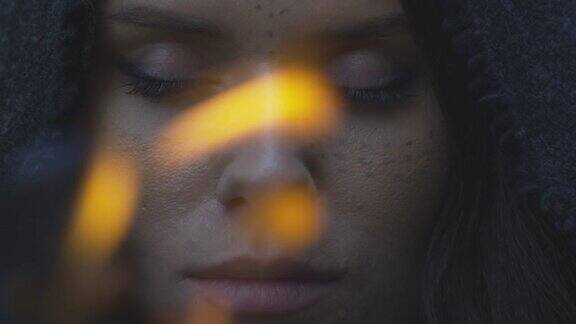 一个女人的脸和火焰的特写