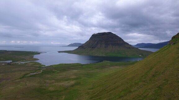 从空中俯瞰冰岛著名的Kirkjufell山