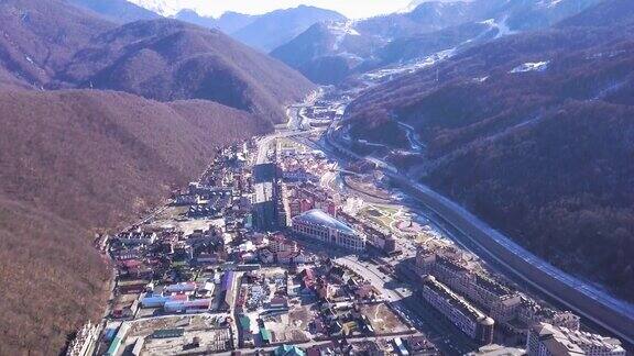 美丽的山区城市冬天天气晴朗夹俯视图的山区与定居点