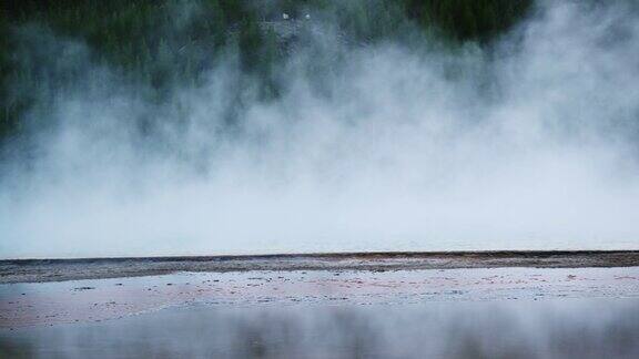 大棱柱形温泉的热水蒸汽附近的黄石国家公园在怀俄明州