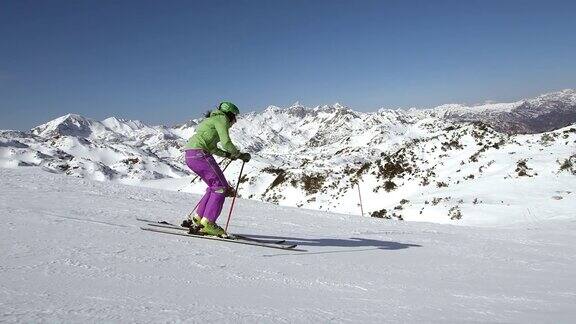 SLOMOTS女子滑雪者滑下滑雪道