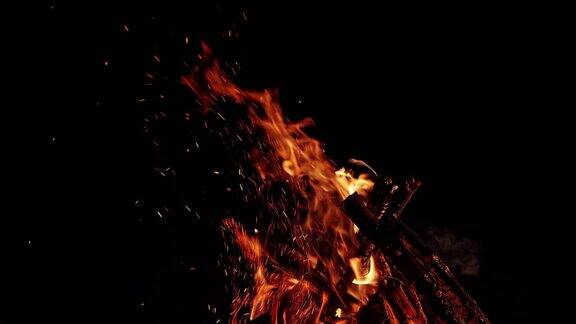 晚上篝火中燃烧的木柴