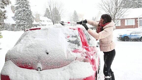 汽车除冰除风雪冬季暴雪