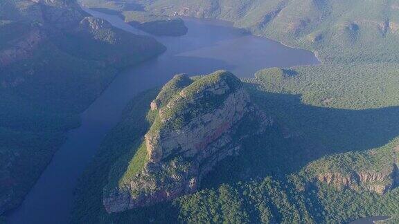 鸟瞰图的河流和山在南非的布莱德河峡谷