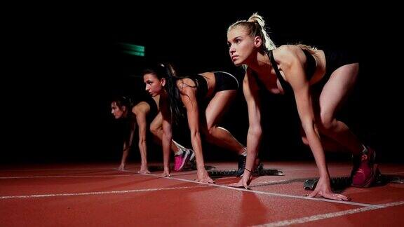 女运动员在赛跑前在跑道上热身在慢动作
