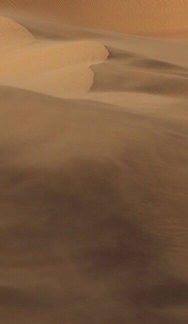 沙漠中吹过沙丘的沙尘