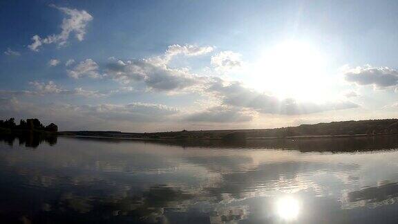 阳光下的湖全景