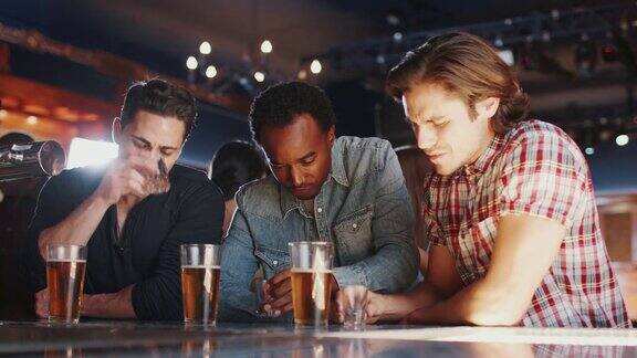 一群男性朋友一起在酒吧喝酒