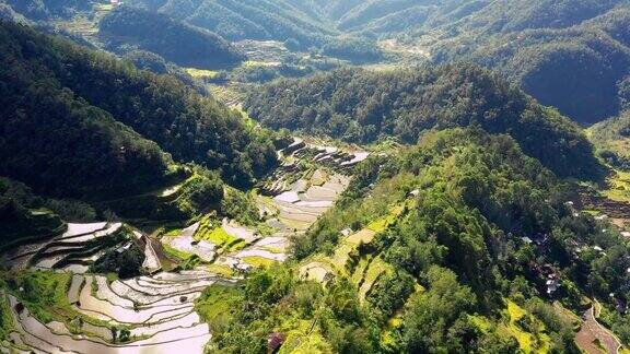 一架无人机俯瞰菲律宾梯田中间房屋的全景在被群山包围的山谷里绝妙的农业-4K