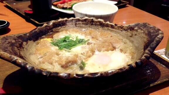 日式猪排配味噌汤餐厅桌上的火锅