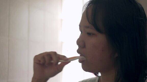 亚洲女性刷牙