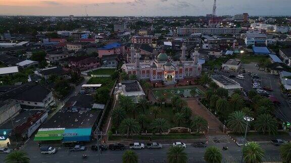 无人机拍摄的泰国南部北大年省北大年中央清真寺夕阳