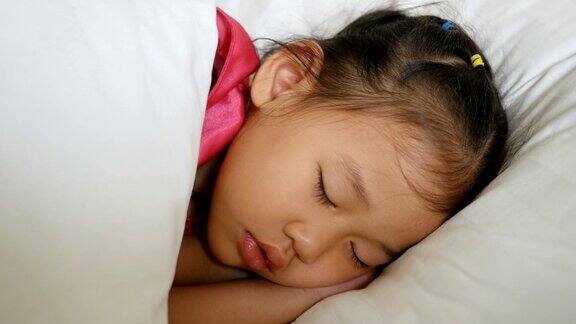 亚洲小女孩在睡觉