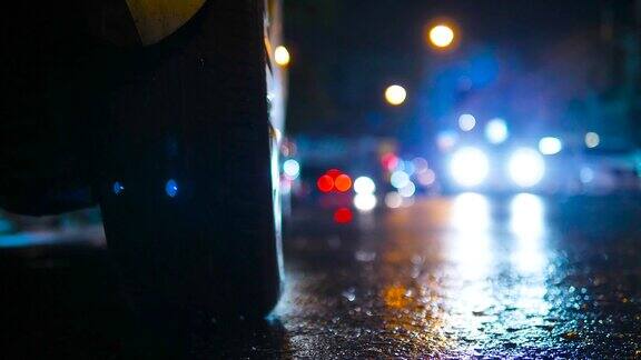 城市车流在城市下雨
