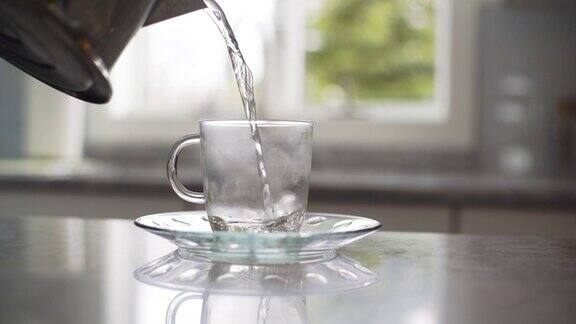 泡茶:将开水从茶壶倒入杯中