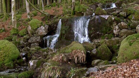 苏格兰乡村邓弗里斯和加洛韦小溪上的瀑布