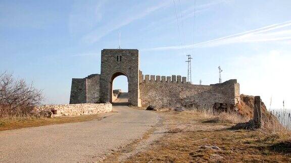 保加利亚卡利卡拉角的堡垒门和古代防御工事的废墟