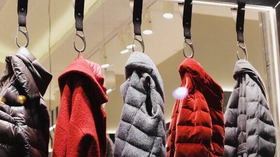 五件女装夹克挂在衣架上冬季时装外套