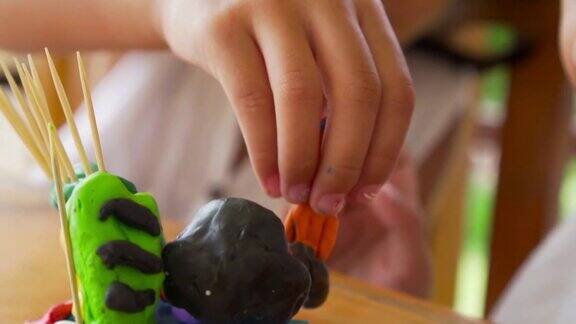 亚洲小女孩一心用橡皮泥做造型以60帧秒的速度录制视频