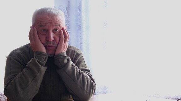 一位白发苍苍的祖父患有头痛