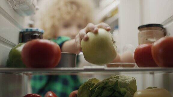 从冰箱里拿苹果的男孩!