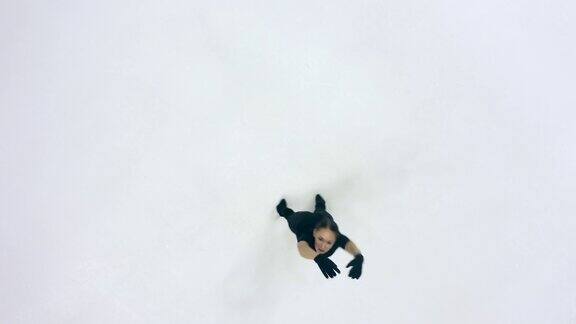 一个女子花样滑冰滑冰场的顶部视图