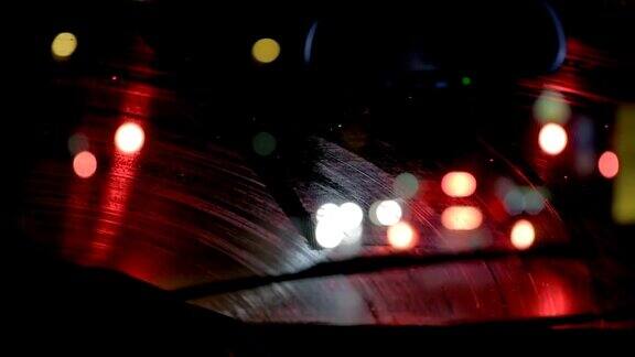 在夜间行驶时汽车刮水器可以去除挡风玻璃上的雨水