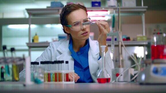 实验室的女研究员在实验室工作的研究科学家