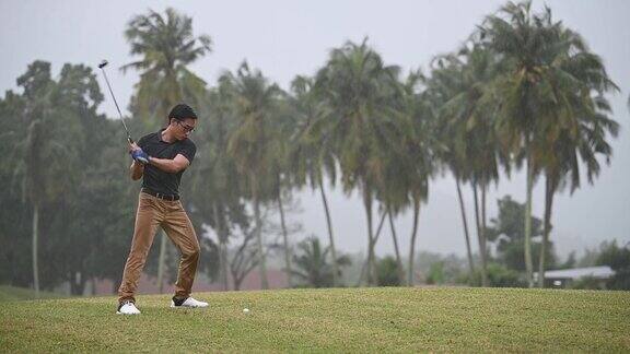 亚洲华人男子高尔夫球打在马六甲独自淋雨