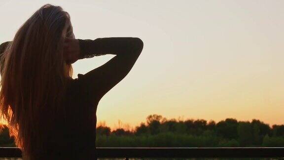 日落时分金发姑娘在河边摇着她长长的白发