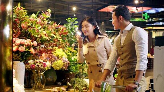 亚洲夫妇买花