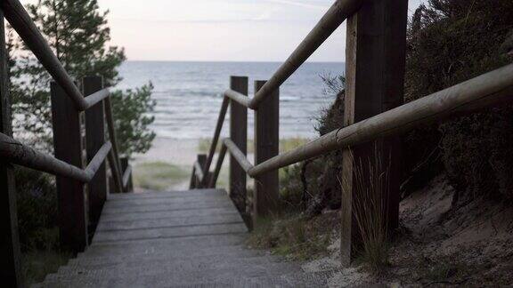 波罗的海高沙丘海滩上的梯子