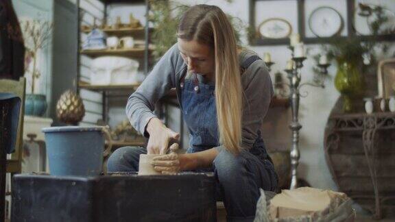 年轻女子在她的陶艺作坊里制作陶瓷这是一种小型的商业理念