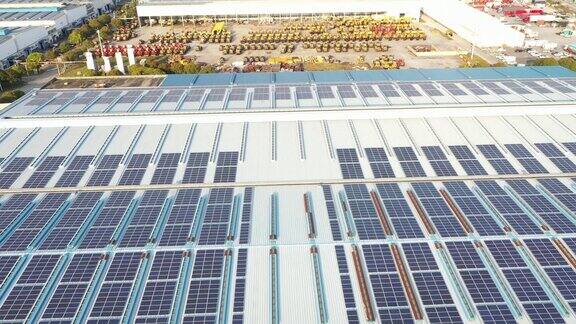 工厂屋顶太阳能电池板的航拍照片