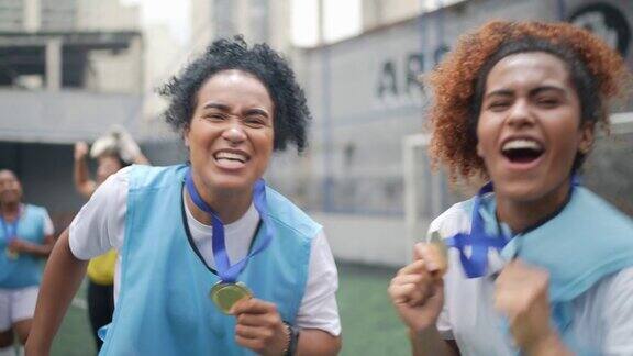 女子足球运动员庆祝赢得奖牌的肖像
