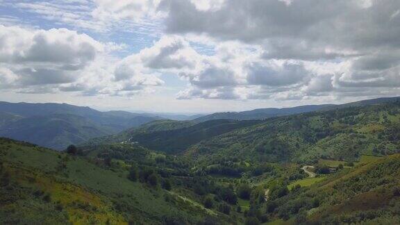 这是西班牙卢戈加利西亚绿色山脉的航拍照片