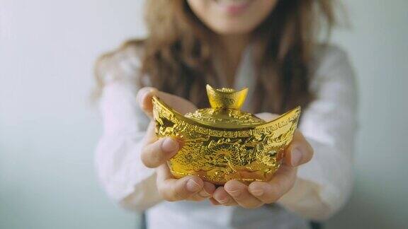 春节女商人拿着金元宝