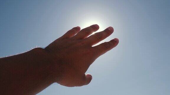 阳光在手指之间