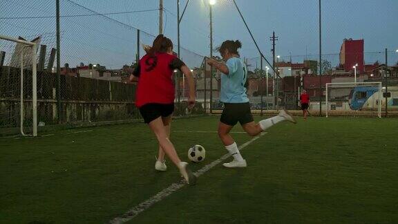 西班牙女足球运动员在黄昏时踢足球的慢动作录像