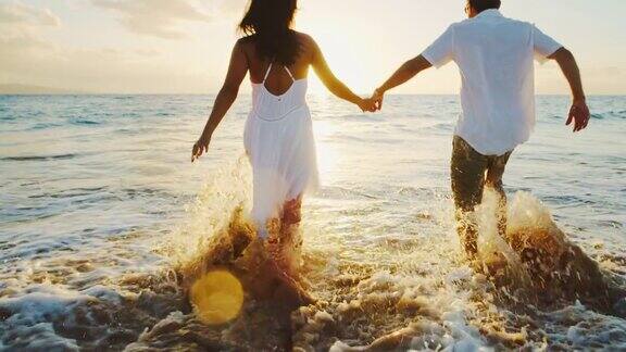 日落时分海滩上的幸福夫妇