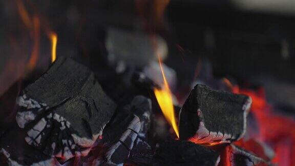 火燃烧在木炭烧烤特写用火烧煤