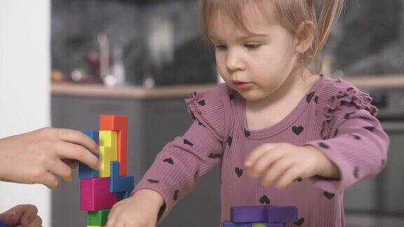 可爱的小女孩玩彩色积木慢动作小女孩玩游戏培养逻辑思维