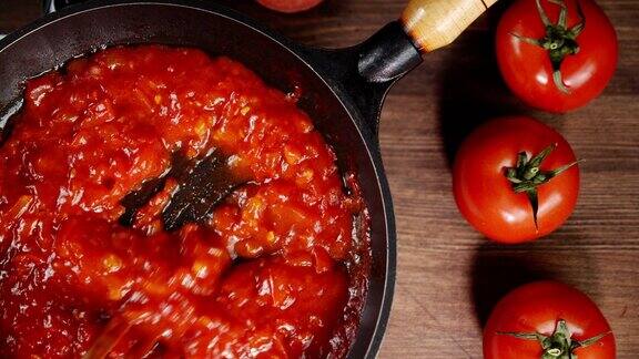 用木铲在平底锅中混合番茄酱