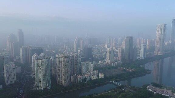 清晨沿海城市的建筑物笼罩在云雾之中