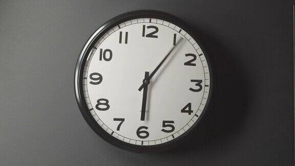 时钟面1.5近距离在墙上的时间流逝